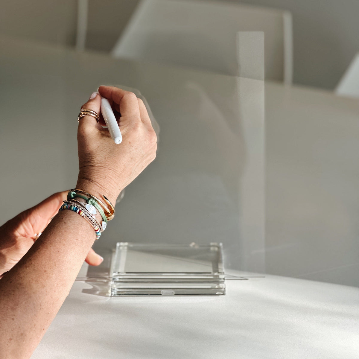 משטח ממו שולחני אקרילי