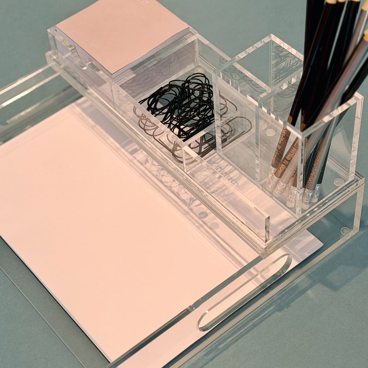 SMART DESK  <br>  עובד חכם, עובד רגוע